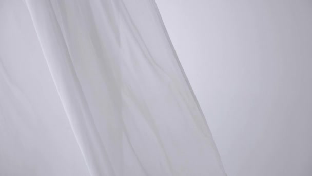 Tessuto Bianco Trasparente Svolazza Nel Vento Tende Lunghe Bianche Uno — Video Stock