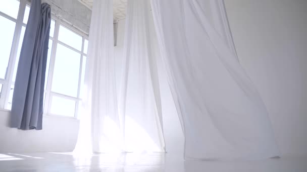 Branco Transparente Tecido Flutters Vento Longas Cortinas Brancas Estúdio Brilhante — Vídeo de Stock