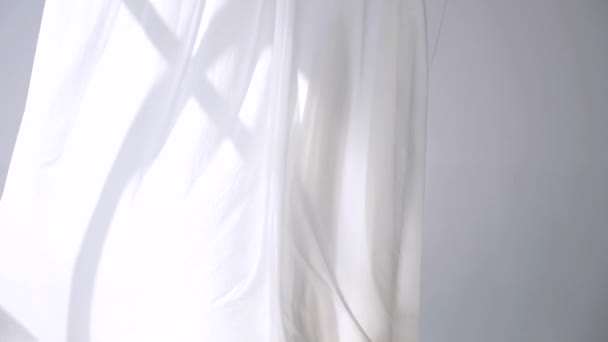 Белая Прозрачная Ткань Трепещет Ветру Длинные Белые Шторы Яркой Студии — стоковое видео