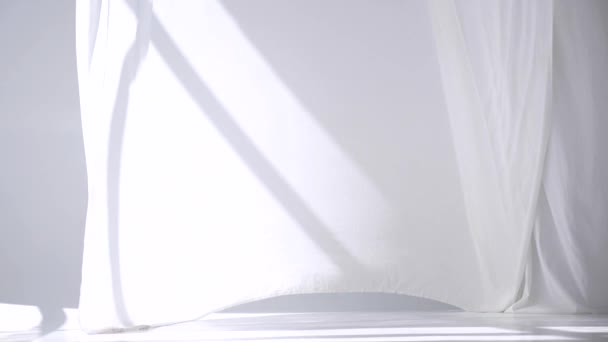 Білі Прозорі Тканини Вітрі Довгі Білі Штори Яскравій Студії Тільки — стокове відео