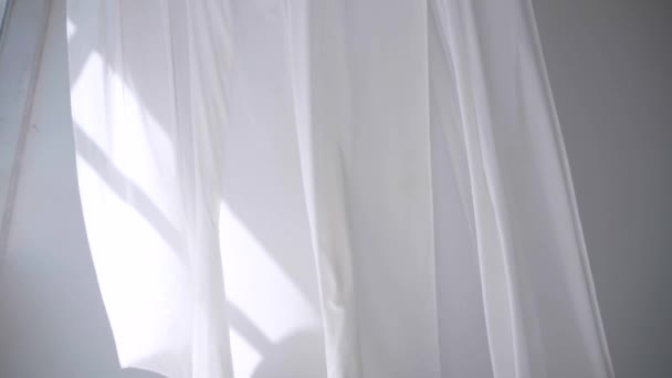 Beyaz Şeffaf Kumaş Rüzgarda Dalgalanıyor Parlak Bir Stüdyoda Uzun Beyaz — Stok video