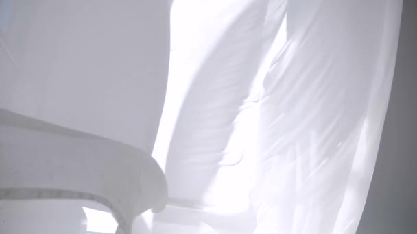 Tessuto Bianco Trasparente Svolazza Nel Vento Tende Lunghe Bianche Uno — Video Stock