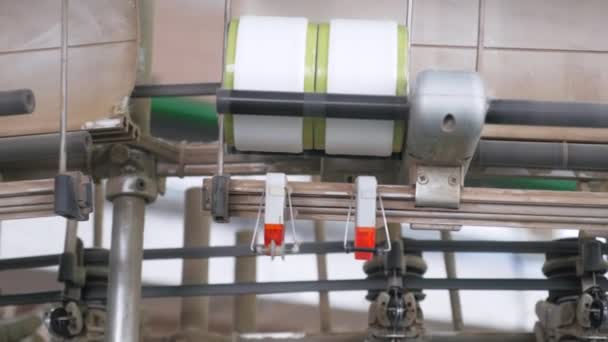 직물의 공장에서 스레드에서 직물의 기계를 만드는 공장에서 직장에서 회전시키는 진행중인 — 비디오