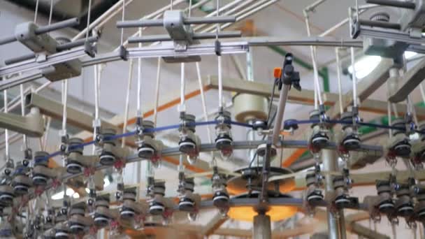 직물의 공장에서 스레드에서 직물의 기계를 만드는 공장에서 직장에서 회전시키는 진행중인 — 비디오