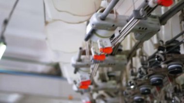 Arabalarda kumaş dokuma. Fabrikadaki ipliklerden kumaş üretimi. Tekstil fabrikası endüstrisi. Kumaş yapan makineler. Fabrikada iplik döndürme makinesi. Endüstriyel iplik dönüyor. Fabrika ortamında otomatik iplik üretimi