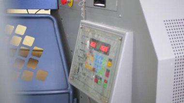 Arabalarda kumaş dokuma. Fabrikadaki ipliklerden kumaş üretimi. Tekstil fabrikası endüstrisi. Kumaş yapan makineler. Fabrikada iplik döndürme makinesi. Endüstriyel iplik dönüyor. Fabrika ortamında otomatik iplik üretimi