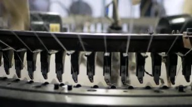Arabalarda kumaş dokuma. Fabrikadaki ipliklerden kumaş üretimi. Tekstil fabrikası endüstrisi. Kumaş yapan makineler. Fabrikada iplik döndürme makinesi. Endüstriyel iplik dönüyor. Fabrika ortamında otomatik iplik üretimi