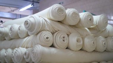 Arabalarda kumaş dokuma. Fabrikadaki ipliklerden kumaş üretimi. Tekstil fabrikası endüstrisi. Kumaş yapan makineler. Fabrikada iplik döndürme makinesi. Endüstriyel iplik dönüyor. Fabrika ortamında otomatik iplik üretimi