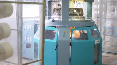 Arabalarda kumaş dokuma. Fabrikadaki ipliklerden kumaş üretimi. Tekstil fabrikası endüstrisi. Kumaş yapan makineler. Fabrikada iplik döndürme makinesi. Endüstriyel iplik dönüyor. Fabrika ortamında otomatik iplik üretimi