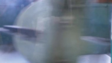 Arabalarda kumaş dokuma. Fabrikadaki ipliklerden kumaş üretimi. Tekstil fabrikası endüstrisi. Kumaş yapan makineler. Fabrikada iplik döndürme makinesi. Endüstriyel iplik dönüyor. Fabrika ortamında otomatik iplik üretimi