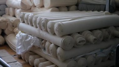 Arabalarda kumaş dokuma. Fabrikadaki ipliklerden kumaş üretimi. Tekstil fabrikası endüstrisi. Kumaş yapan makineler. Fabrikada iplik döndürme makinesi. Endüstriyel iplik dönüyor. Fabrika ortamında otomatik iplik üretimi