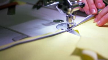 Arabalarda kumaş dokuma. Fabrikadaki ipliklerden kumaş üretimi. Tekstil fabrikası endüstrisi. Kumaş yapan makineler. Fabrikada iplik döndürme makinesi. Endüstriyel iplik dönüyor. Fabrika ortamında otomatik iplik üretimi