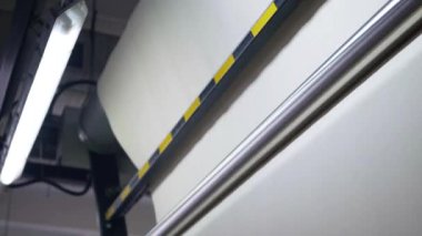 Arabalarda kumaş dokuma. Fabrikadaki ipliklerden kumaş üretimi. Tekstil fabrikası endüstrisi. Kumaş yapan makineler. Fabrikada iplik döndürme makinesi. Endüstriyel iplik dönüyor. Fabrika ortamında otomatik iplik üretimi
