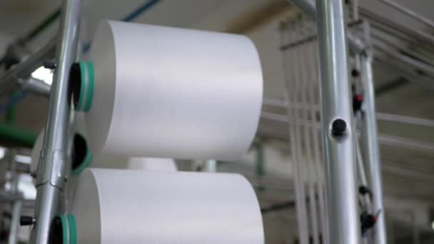 在汽车上织布 在工厂用螺纹生产织物 纺织工业 织物制造机 纺纱机在工厂里工作 工业用纱线在纺纱 工厂环境下的自动化纱生产 — 图库视频影像