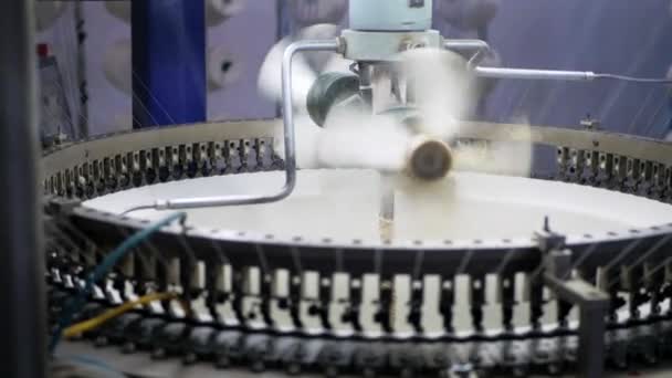 在汽车上织布 在工厂用螺纹生产织物 纺织工业 织物制造机 纺纱机在工厂里工作 工业用纱线在纺纱 工厂环境下的自动化纱生产 — 图库视频影像