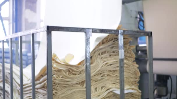 Arabalarda Kumaş Dokuma Fabrikadaki Ipliklerden Kumaş Üretimi Tekstil Fabrikası Endüstrisi — Stok video