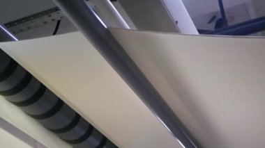 Arabalarda kumaş dokuma. Fabrikadaki ipliklerden kumaş üretimi. Tekstil fabrikası endüstrisi. Kumaş yapan makineler. Fabrikada iplik döndürme makinesi. Endüstriyel iplik dönüyor. Fabrika ortamında otomatik iplik üretimi