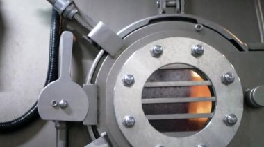 Arabalarda kumaş dokuma. Fabrikadaki ipliklerden kumaş üretimi. Tekstil fabrikası endüstrisi. Kumaş yapan makineler. Fabrikada iplik döndürme makinesi. Endüstriyel iplik dönüyor. Fabrika ortamında otomatik iplik üretimi