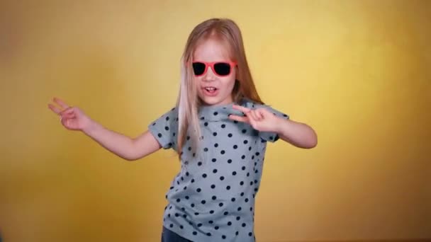 Smiling Girl Sunglasses Dances Funny Camera Child Shades Pointing Smile — Stock Video