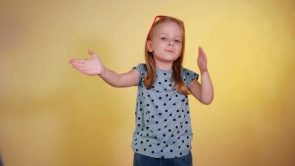 Маленькая Девочка Целует Воздух Ладонями Маленькая Девочка Протянула Руку Перед — стоковое видео