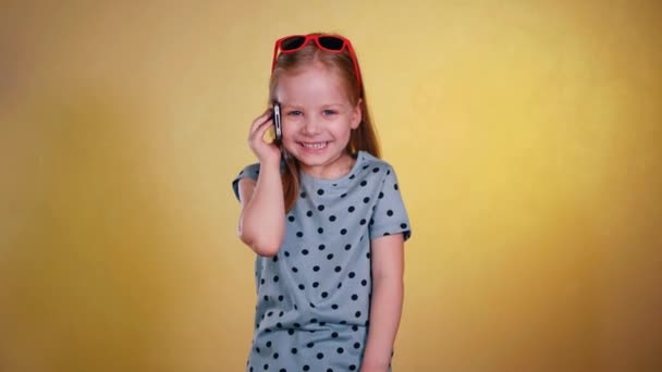Śliczna Dziewczynka Rozmawiająca Szczęśliwie Śmiejąca Się Przez Komórkę Młoda Dziewczyna — Wideo stockowe