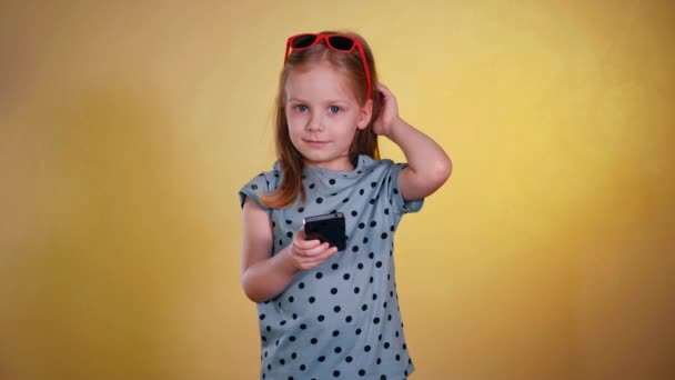 Молода Дівчина Думає Про Кому Телефонувати Писати Повідомлення Мобільному Телефонному — стокове відео