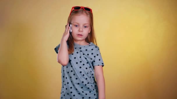 Милая Маленькая Девочка Счастливо Разговаривает Мобильнику Молодая Девушка Болтает Телефону — стоковое видео