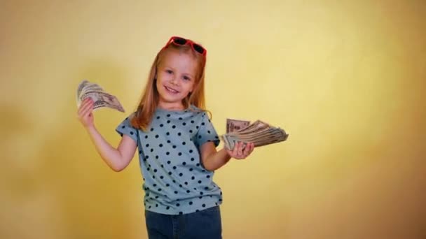 Una Niña Sosteniendo Alegremente Puñado Dinero Niño Sonriente Orgullosamente Mostrando — Vídeos de Stock