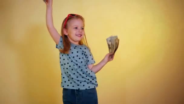 Een Klein Meisje Die Vrolijk Een Handvol Geld Vasthoudt Glimlachend — Stockvideo