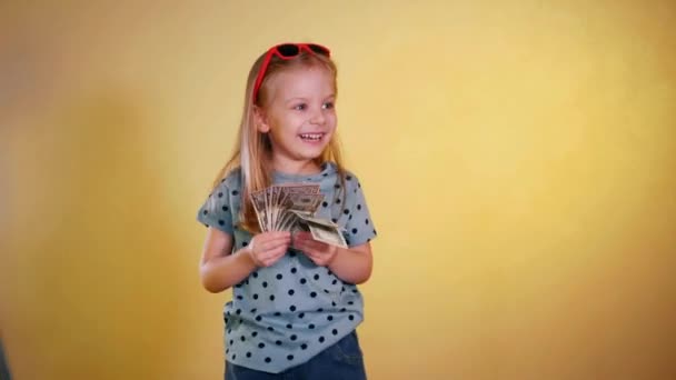 Une Petite Fille Tenant Joyeusement Une Poignée Argent Enfant Souriant — Video