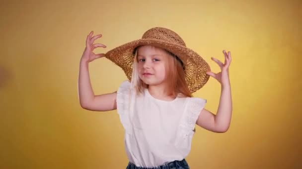Ragazzina Sorridente Cappello Paglia Danza Allegramente Posa Sfondo Giallo Sole — Video Stock