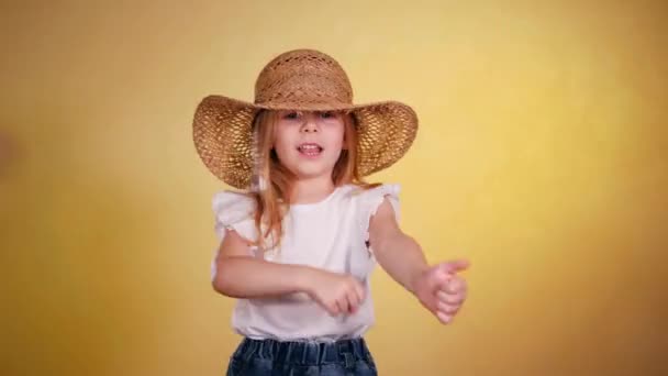 Glimlachend Meisje Strohoed Danst Vrolijk Poseert Zonnige Gele Achtergrond Gelukkig — Stockvideo