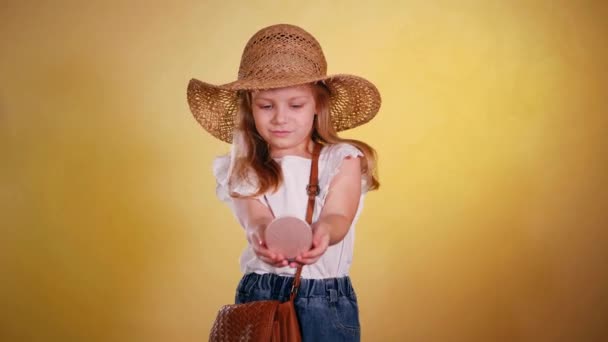 Petite Fille Chapeau Paille Concentrée Sur Les Miroirs Jeune Fille — Video