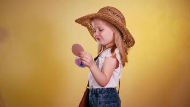 Hasır Şapkalı Küçük Kız Aynalara Odaklanmış Şapkalı Genç Kız Aynadaki — Stok video
