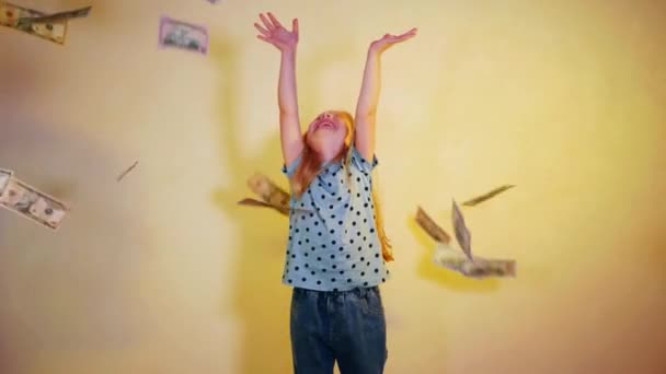 Девочка Радостно Подбрасывает Деньги Воздух Счастливый Ребенок Подбрасывает Деньги Воздух — стоковое видео