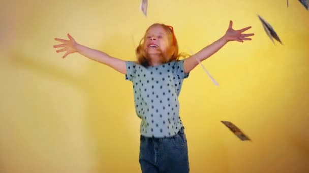 Petite Fille Jetant Joyeusement Argent Dans Les Airs Joyeux Enfant — Video
