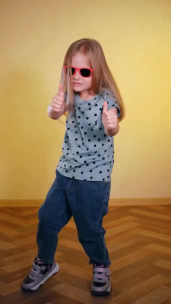 Een Jong Meisje Met Een Zonnebril Die Duimen Opgeeft Verticale — Stockvideo