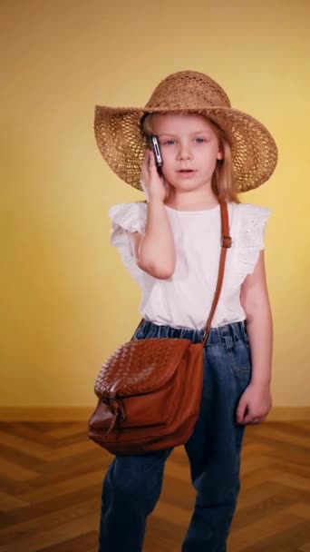 Χαριτωμένο Κορίτσι Καπέλο Γελάει Στο Τηλέφωνο Κοριτσάκι Ψάθινο Καπέλο Μιλάει — Αρχείο Βίντεο
