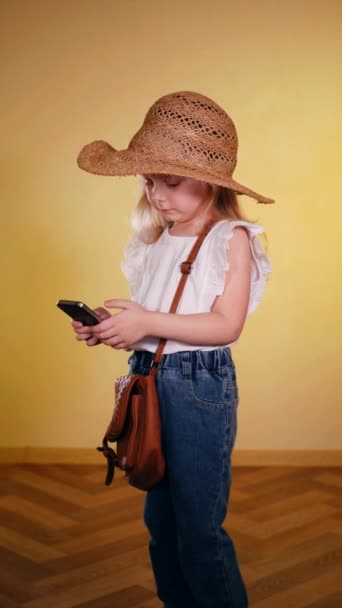 Şapkalı Şirin Kız Telefonda Gülüyor Hasır Şapkalı Küçük Kız Telefonda — Stok video