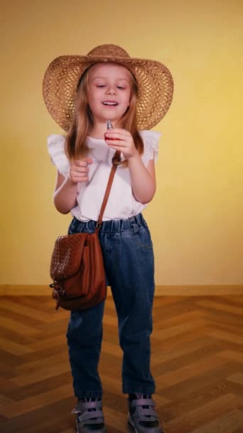 Усміхнена Дівчина Солом Яному Капелюсі Рожевими Парфумами Маленька Дівчинка Сонячному — стокове відео