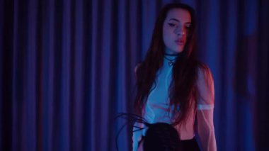 Yüksek topuklularla dans eden seksi kadın. Bir dansçı kız karanlık bir salonda erotik bir şekilde dans eder. Twerk, yüksek topuklar, striptiz, baştan çıkarıcı bir dans. Balık ağı çoraplı baştan çıkarıcı kadın yerde poz veriyor. Balık ağı çoraplı kadın yerde kendine güvenini sergiliyor.. 