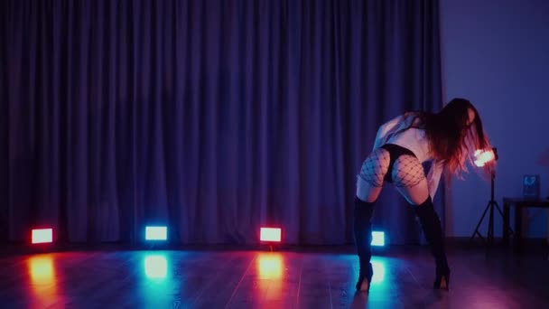 Сексуальна Жінка Танцює Високих Підборах Танцівниця Танцює Еротично Темній Залі — стокове відео
