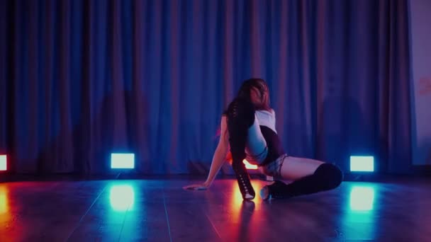 Mujer Sexy Bailando Con Tacones Altos Una Bailarina Baila Eróticamente — Vídeo de stock