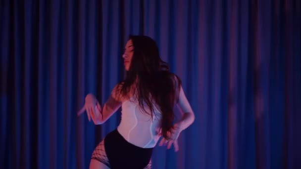 Сексуальная Женщина Танцует Высоких Каблуках Танцовщица Танцует Эротически Тёмном Зале — стоковое видео