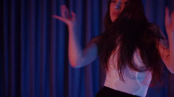 Yüksek Topuklularla Dans Eden Seksi Kadın Bir Dansçı Kız Karanlık — Stok video