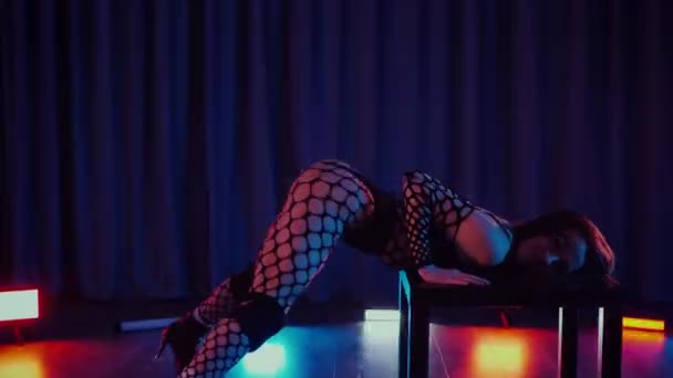 Seksowna Kobieta Tańcząca Twerk Tancerka Tańczy Erotycznie Ciemnej Sali Twerk — Wideo stockowe