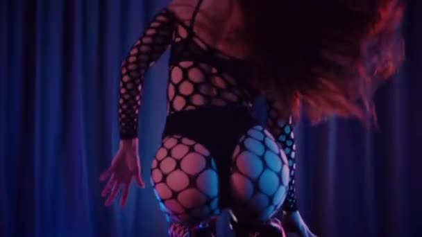 Сексуальная Женщина Танцует Тверк Танцовщица Танцует Эротически Тёмном Зале Твёрк — стоковое видео