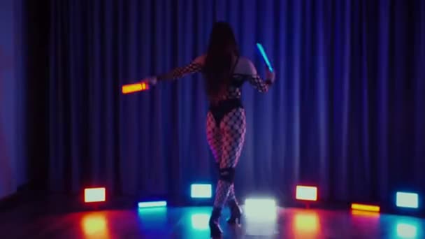 Szexi Táncoló Twerk Egy Táncos Lány Erotikusan Táncol Egy Sötét — Stock videók
