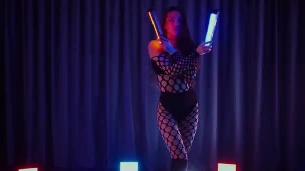 Szexi Táncoló Twerk Egy Táncos Lány Erotikusan Táncol Egy Sötét — Stock videók