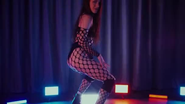 Σέξι Γυναίκα Χορεύει Twerk Μια Χορεύτρια Χορεύει Ερωτικά Μια Σκοτεινή — Αρχείο Βίντεο